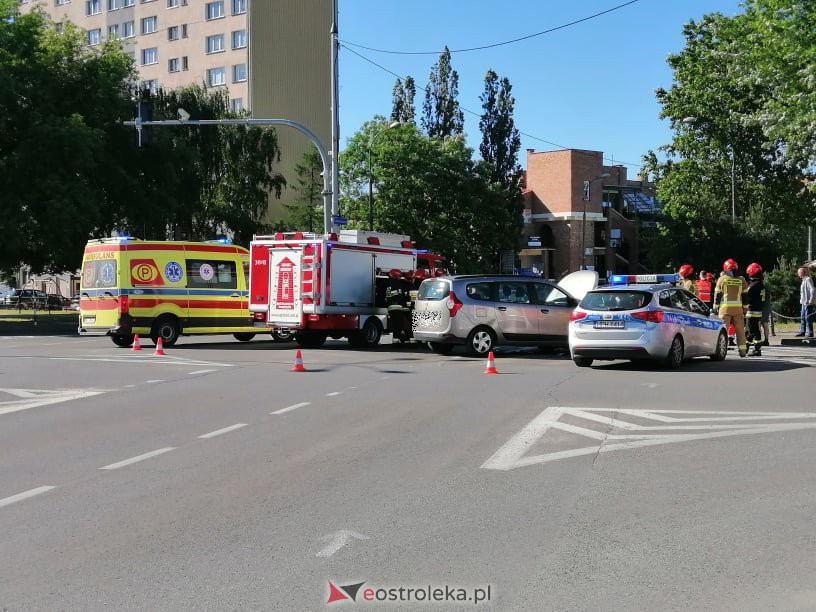 Wypadek w centrum Ostrołęki. Na tym skrzyżowaniu bardzo często dochodzi do podobnych zdarzeń [14.06.2021] - zdjęcie #4 - eOstroleka.pl