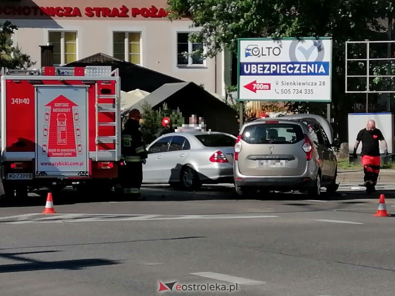 Wypadek w centrum Ostrołęki. Na tym skrzyżowaniu bardzo często dochodzi do podobnych zdarzeń [14.06.2021] - zdjęcie #3 - eOstroleka.pl