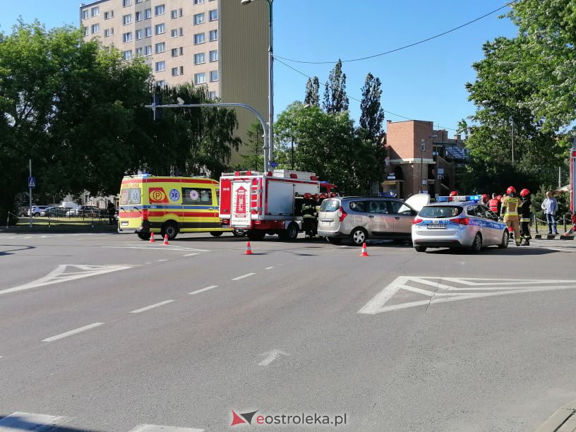 Wypadek w centrum Ostrołęki. Na tym skrzyżowaniu bardzo często dochodzi do podobnych zdarzeń [14.06.2021] - zdjęcie #2 - eOstroleka.pl