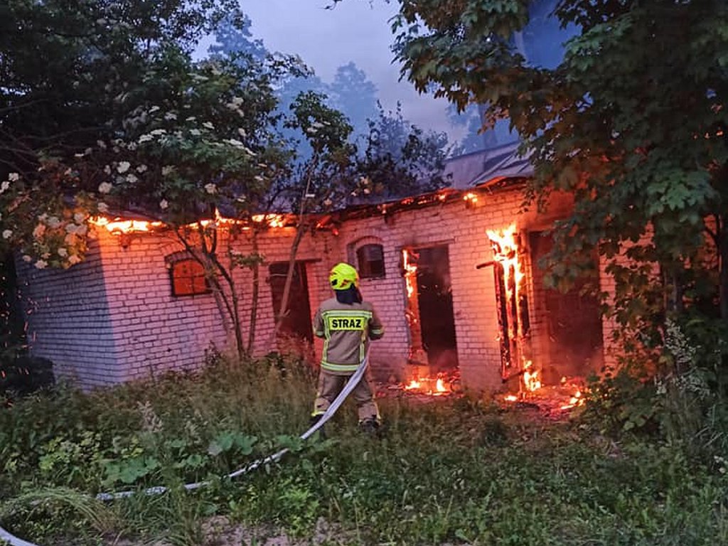 Nocny pożar w Troszynie [16.06.2021] - zdjęcie #1 - eOstroleka.pl