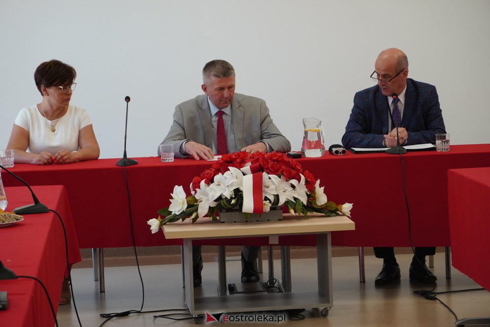 Podpisanie umowy na opracowanie dokumentacji drogi łączącej DK 53 w Antoniach z drogą powiatową w Łęgu Przedmiejskim - zdjęcie #11 - eOstroleka.pl