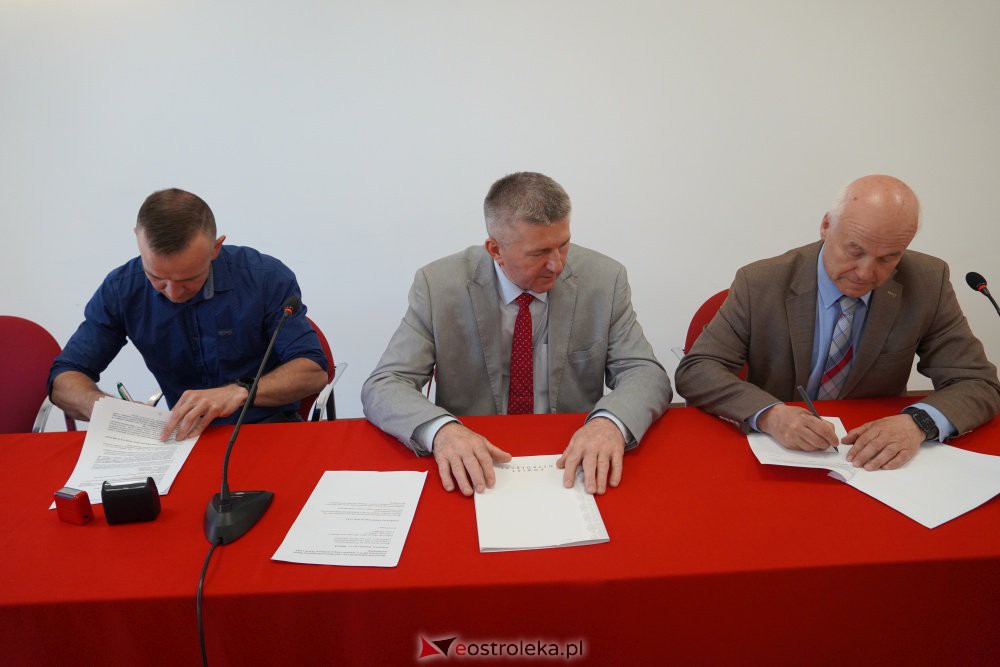 Podpisanie umowy na opracowanie dokumentacji drogi łączącej DK 53 w Antoniach z drogą powiatową w Łęgu Przedmiejskim - zdjęcie #17 - eOstroleka.pl