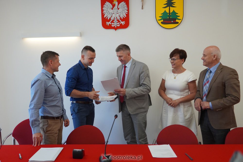 Podpisanie umowy na opracowanie dokumentacji drogi łączącej DK 53 w Antoniach z drogą powiatową w Łęgu Przedmiejskim - zdjęcie #22 - eOstroleka.pl