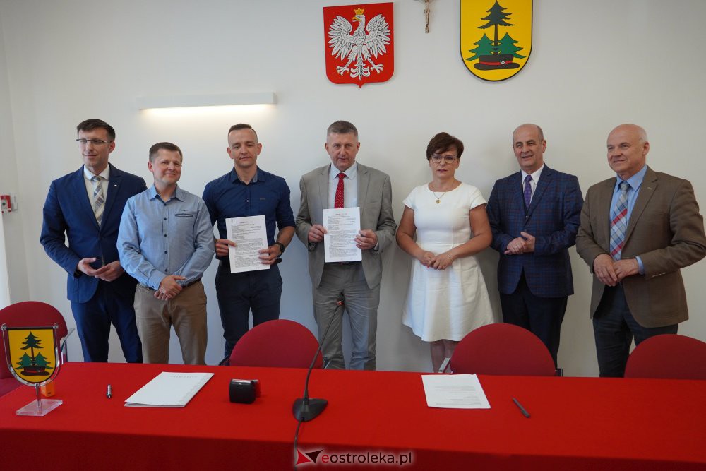 Podpisanie umowy na opracowanie dokumentacji drogi łączącej DK 53 w Antoniach z drogą powiatową w Łęgu Przedmiejskim - zdjęcie #23 - eOstroleka.pl