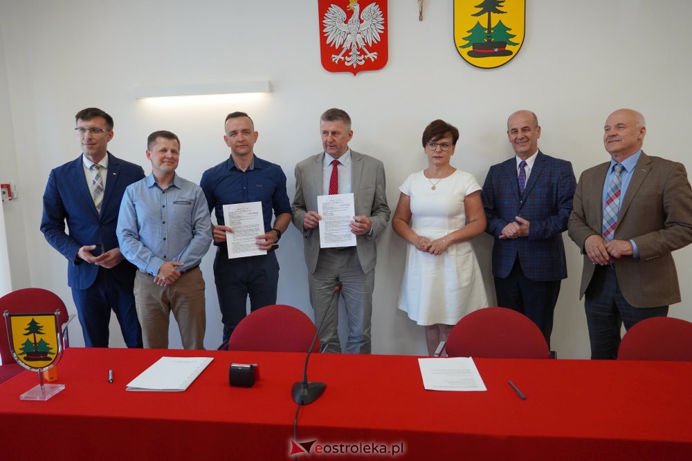 Podpisanie umowy na opracowanie dokumentacji drogi łączącej DK 53 w Antoniach z drogą powiatową w Łęgu Przedmiejskim - zdjęcie #24 - eOstroleka.pl