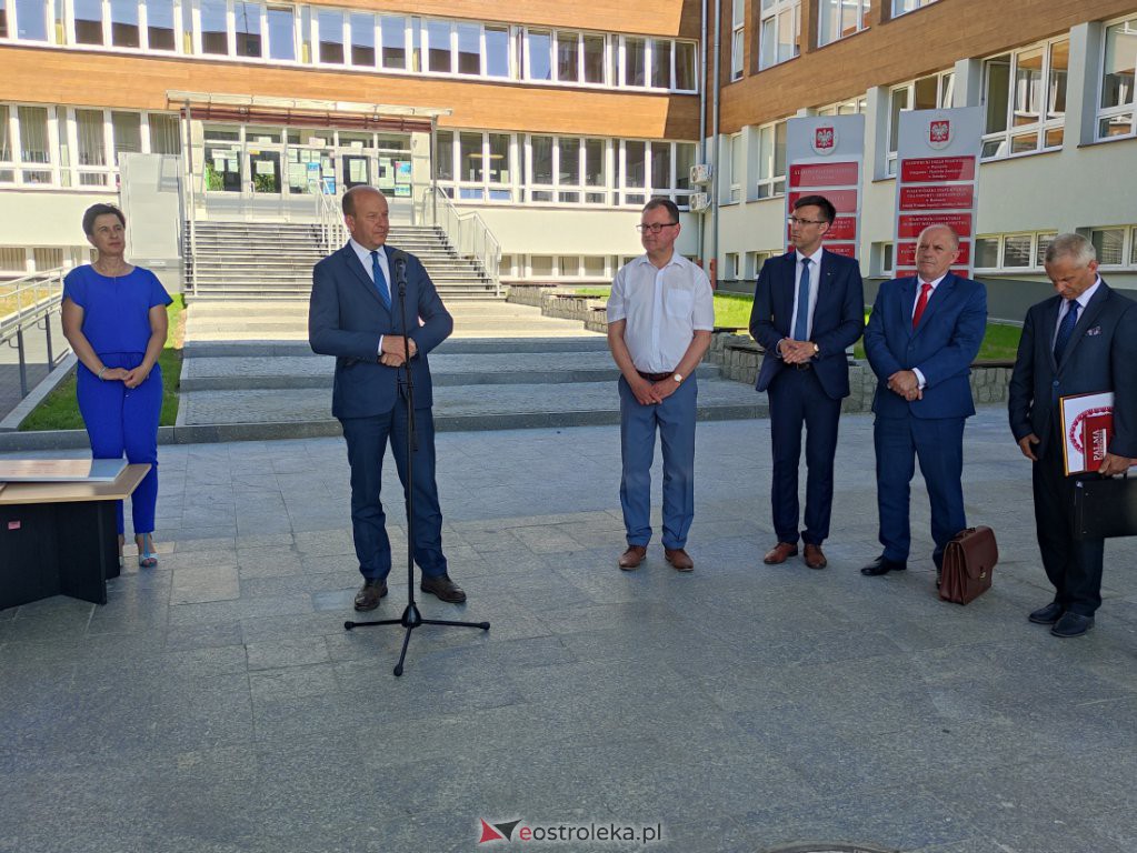 Wręczenia promes w ramach Rządowego Funduszu Inwestycji Lokalnych dla gmin z regionu ostrołęckiego - zdjęcie #4 - eOstroleka.pl
