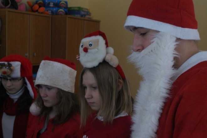 Uczniowie z Dylewa w Domu Dziecka(16-12-2010) - zdjęcie #11 - eOstroleka.pl