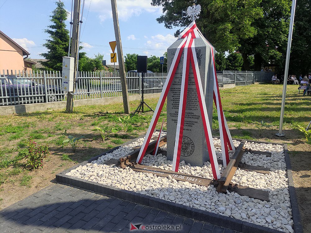 Odsłonięcie obelisku poświęconego deportowanym przez NKWD w 1941 roku Mieszkańcom wsi Rozwory - zdjęcie #4 - eOstroleka.pl