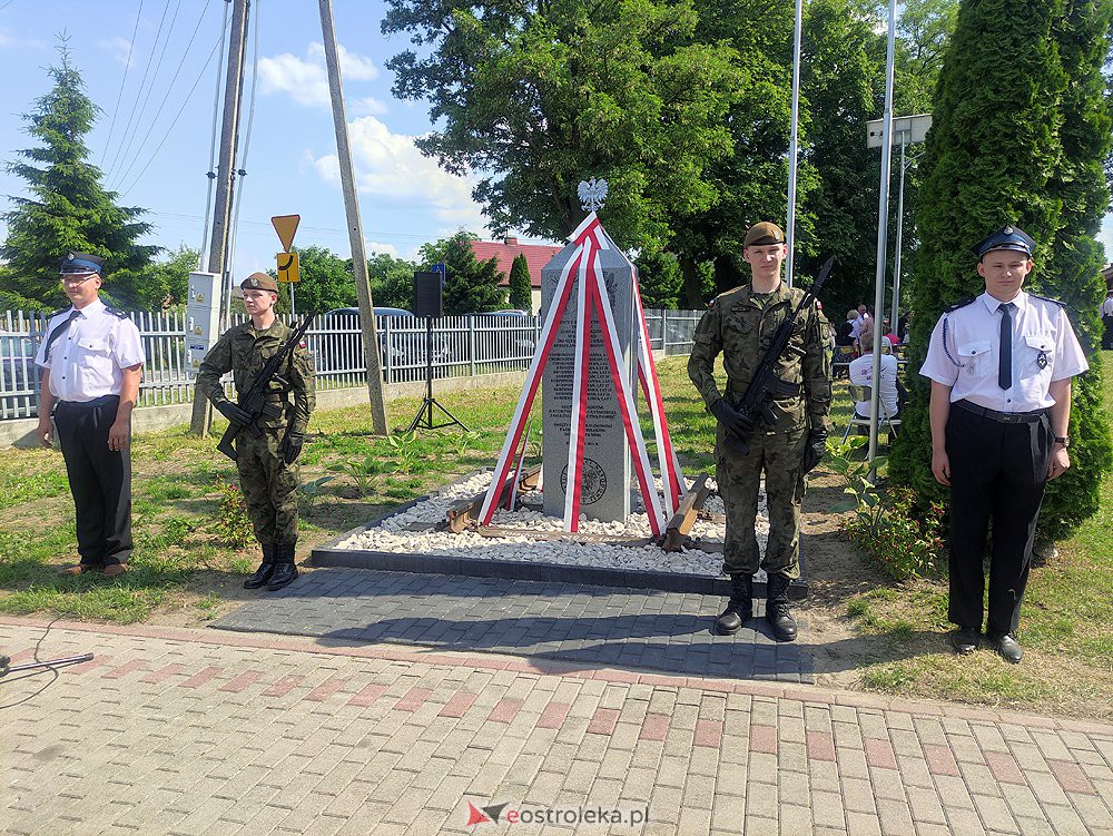 Odsłonięcie obelisku poświęconego deportowanym przez NKWD w 1941 roku Mieszkańcom wsi Rozwory - zdjęcie #12 - eOstroleka.pl