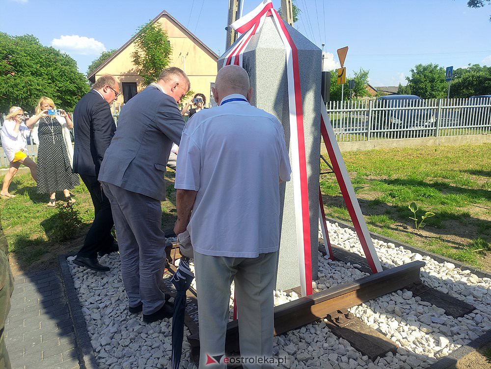 Odsłonięcie obelisku poświęconego deportowanym przez NKWD w 1941 roku Mieszkańcom wsi Rozwory - zdjęcie #22 - eOstroleka.pl