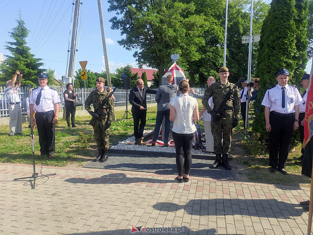 Odsłonięcie obelisku poświęconego deportowanym przez NKWD w 1941 roku Mieszkańcom wsi Rozwory - zdjęcie #24 - eOstroleka.pl