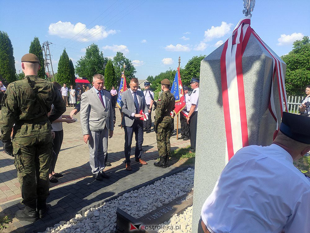 Odsłonięcie obelisku poświęconego deportowanym przez NKWD w 1941 roku Mieszkańcom wsi Rozwory - zdjęcie #27 - eOstroleka.pl