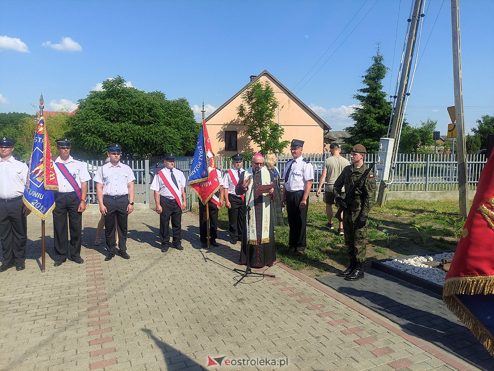 Odsłonięcie obelisku poświęconego deportowanym przez NKWD w 1941 roku Mieszkańcom wsi Rozwory - zdjęcie #31 - eOstroleka.pl