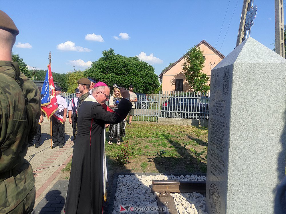 Odsłonięcie obelisku poświęconego deportowanym przez NKWD w 1941 roku Mieszkańcom wsi Rozwory - zdjęcie #33 - eOstroleka.pl