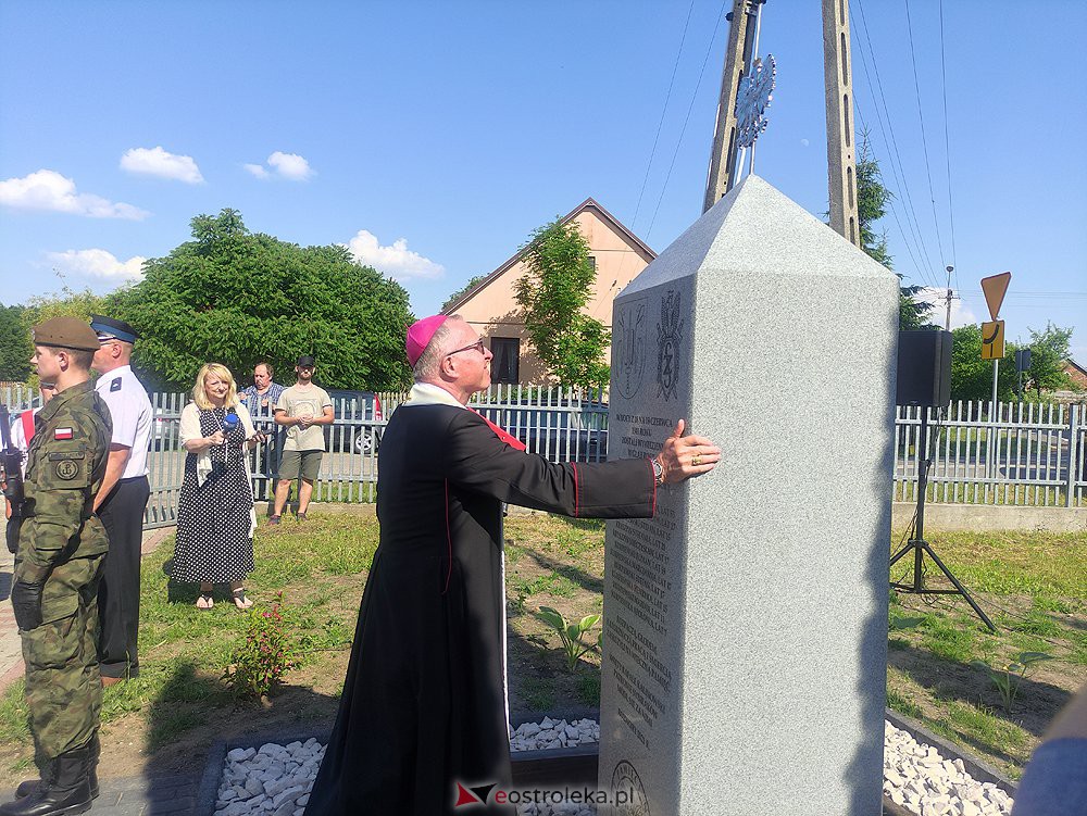 Odsłonięcie obelisku poświęconego deportowanym przez NKWD w 1941 roku Mieszkańcom wsi Rozwory - zdjęcie #34 - eOstroleka.pl