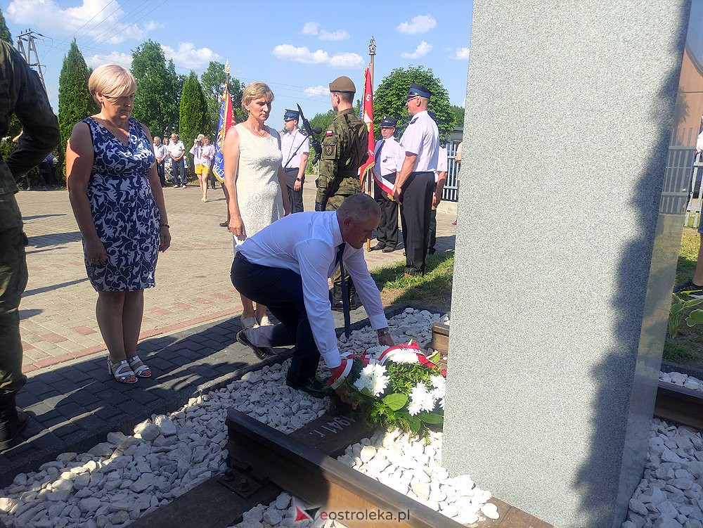Odsłonięcie obelisku poświęconego deportowanym przez NKWD w 1941 roku Mieszkańcom wsi Rozwory - zdjęcie #36 - eOstroleka.pl