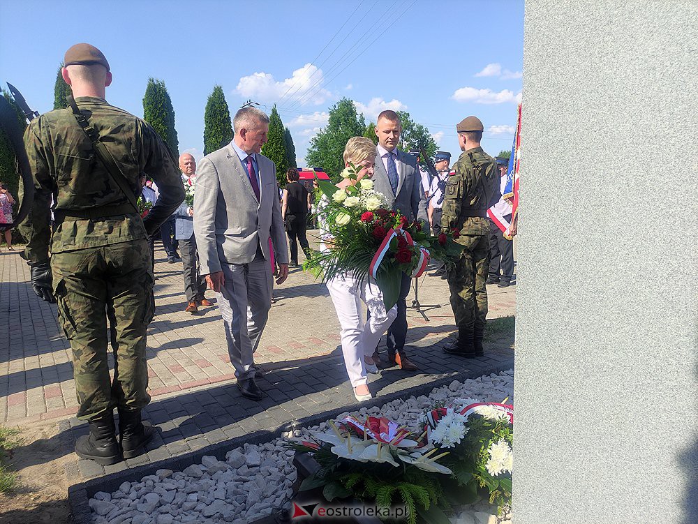 Odsłonięcie obelisku poświęconego deportowanym przez NKWD w 1941 roku Mieszkańcom wsi Rozwory - zdjęcie #39 - eOstroleka.pl