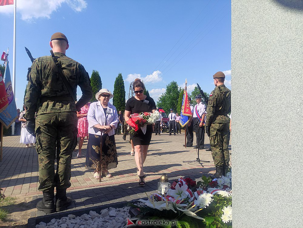 Odsłonięcie obelisku poświęconego deportowanym przez NKWD w 1941 roku Mieszkańcom wsi Rozwory - zdjęcie #50 - eOstroleka.pl