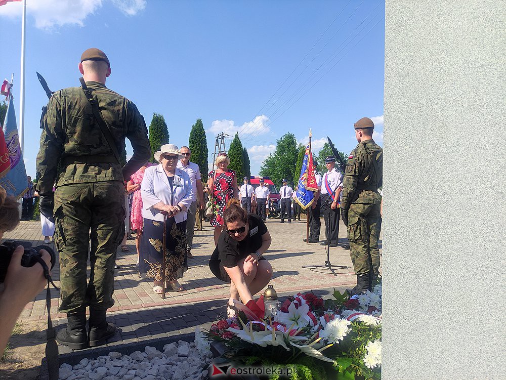 Odsłonięcie obelisku poświęconego deportowanym przez NKWD w 1941 roku Mieszkańcom wsi Rozwory - zdjęcie #51 - eOstroleka.pl