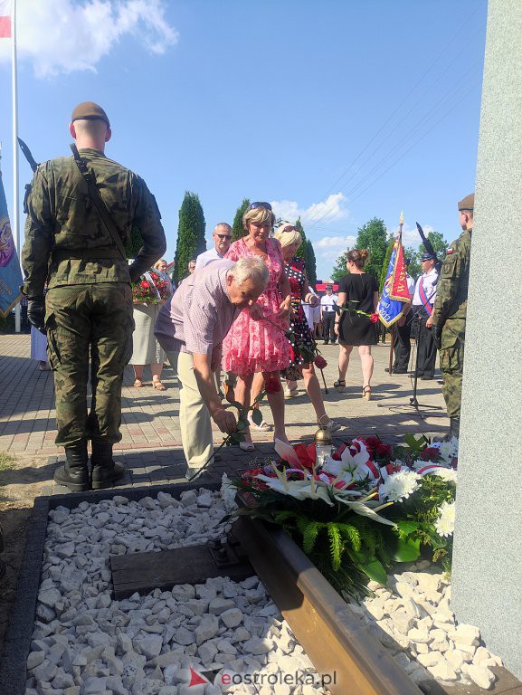Odsłonięcie obelisku poświęconego deportowanym przez NKWD w 1941 roku Mieszkańcom wsi Rozwory - zdjęcie #52 - eOstroleka.pl