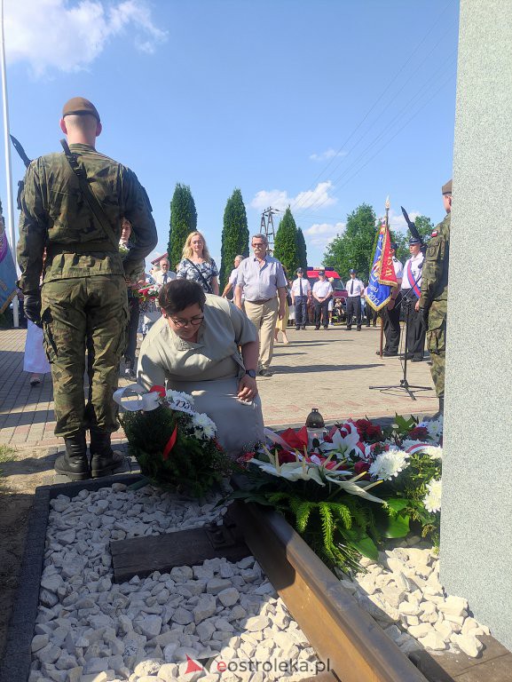 Odsłonięcie obelisku poświęconego deportowanym przez NKWD w 1941 roku Mieszkańcom wsi Rozwory - zdjęcie #55 - eOstroleka.pl