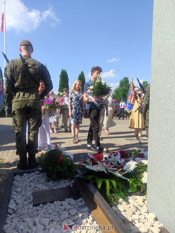 Odsłonięcie obelisku poświęconego deportowanym przez NKWD w 1941 roku Mieszkańcom wsi Rozwory - zdjęcie #56 - eOstroleka.pl
