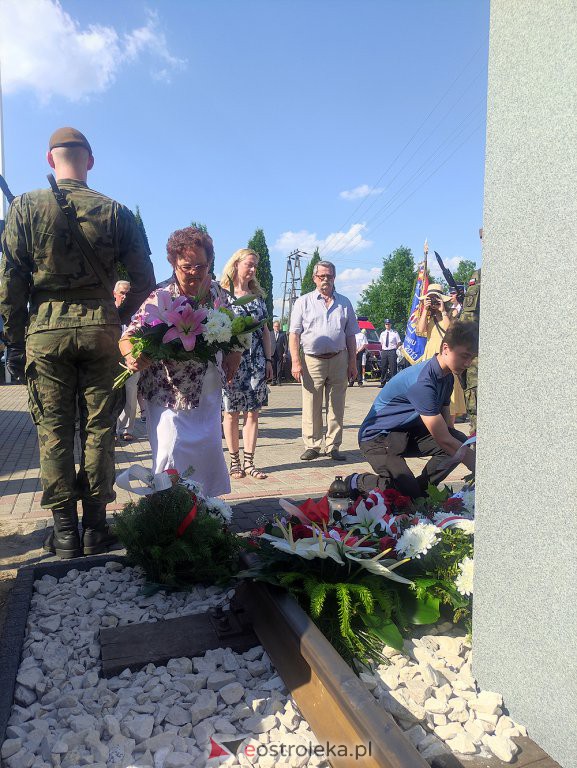 Odsłonięcie obelisku poświęconego deportowanym przez NKWD w 1941 roku Mieszkańcom wsi Rozwory - zdjęcie #57 - eOstroleka.pl
