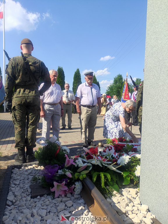 Odsłonięcie obelisku poświęconego deportowanym przez NKWD w 1941 roku Mieszkańcom wsi Rozwory - zdjęcie #61 - eOstroleka.pl