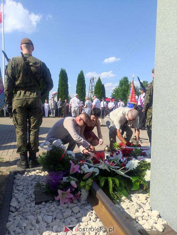Odsłonięcie obelisku poświęconego deportowanym przez NKWD w 1941 roku Mieszkańcom wsi Rozwory - zdjęcie #62 - eOstroleka.pl