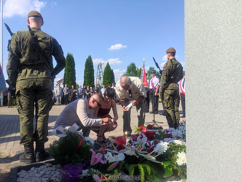 Odsłonięcie obelisku poświęconego deportowanym przez NKWD w 1941 roku Mieszkańcom wsi Rozwory - zdjęcie #63 - eOstroleka.pl
