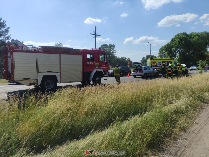 Wypadek na trasie mazurskiej między Myszyńcem a Kadzidłem. Na DK-53 obowiązuje ruch wahadłowy [20.06.2021] - zdjęcie #8 - eOstroleka.pl