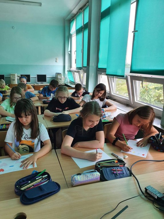 Uczniowie SP 2 włączyli się do akcji „Wylosuj Anioła”  - zdjęcie #16 - eOstroleka.pl