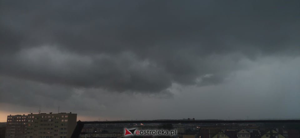 Niebo nad Ostrołęką pociemniało. To nie jedyna burza, która dziś przetoczy się przez nasz region [24.06.2021] - zdjęcie #4 - eOstroleka.pl
