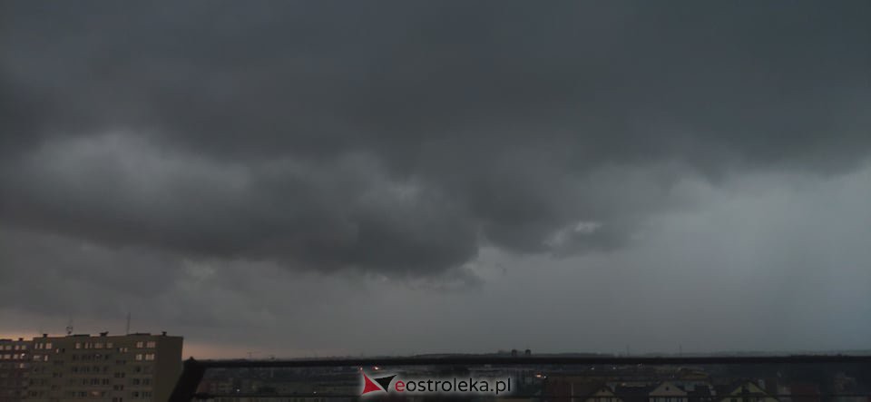 Niebo nad Ostrołęką pociemniało. To nie jedyna burza, która dziś przetoczy się przez nasz region [24.06.2021] - zdjęcie #6 - eOstroleka.pl