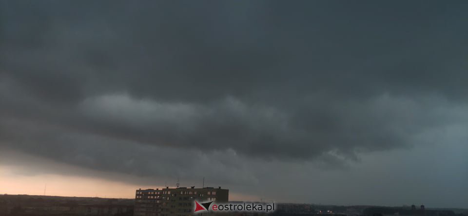 Niebo nad Ostrołęką pociemniało. To nie jedyna burza, która dziś przetoczy się przez nasz region [24.06.2021] - zdjęcie #9 - eOstroleka.pl