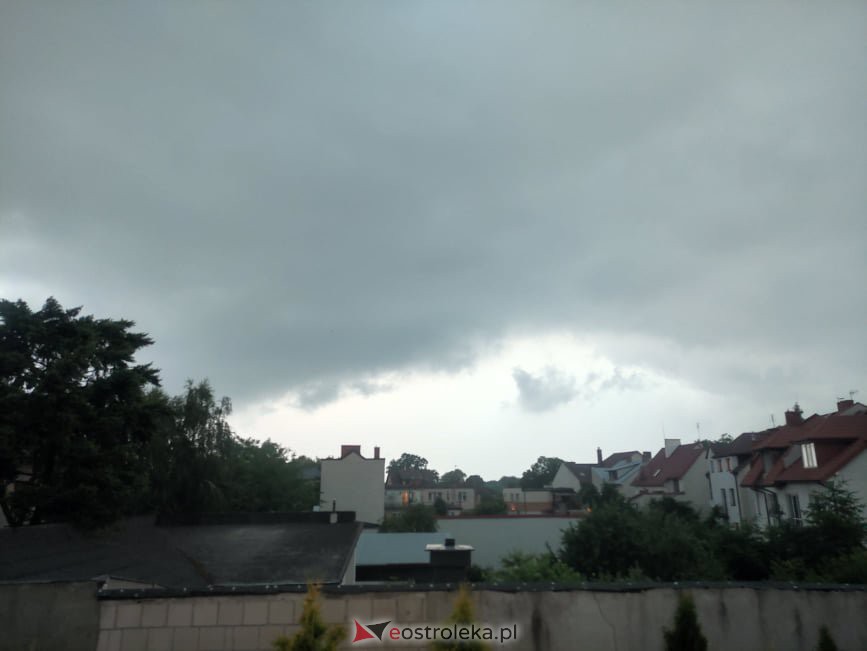 Niebo nad Ostrołęką pociemniało. To nie jedyna burza, która dziś przetoczy się przez nasz region [24.06.2021] - zdjęcie #12 - eOstroleka.pl
