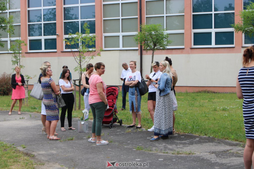 Wakacje 2021 rozpoczęte. Uczniowie ze świadectwami w rękach mogą już wypoczywać [25.06.2021] - zdjęcie #3 - eOstroleka.pl
