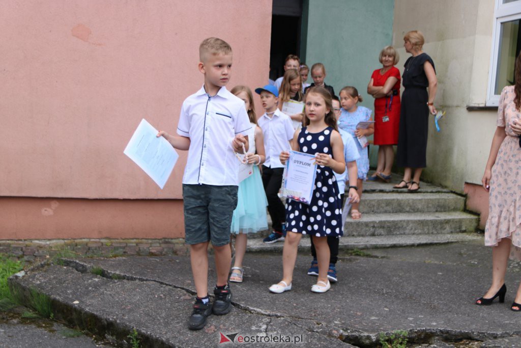 Wakacje 2021 rozpoczęte. Uczniowie ze świadectwami w rękach mogą już wypoczywać [25.06.2021] - zdjęcie #6 - eOstroleka.pl