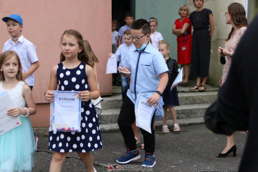 Wakacje 2021 rozpoczęte. Uczniowie ze świadectwami w rękach mogą już wypoczywać [25.06.2021] - zdjęcie #7 - eOstroleka.pl