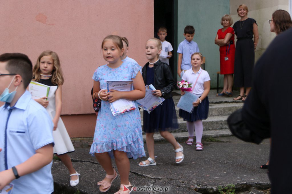 Wakacje 2021 rozpoczęte. Uczniowie ze świadectwami w rękach mogą już wypoczywać [25.06.2021] - zdjęcie #8 - eOstroleka.pl