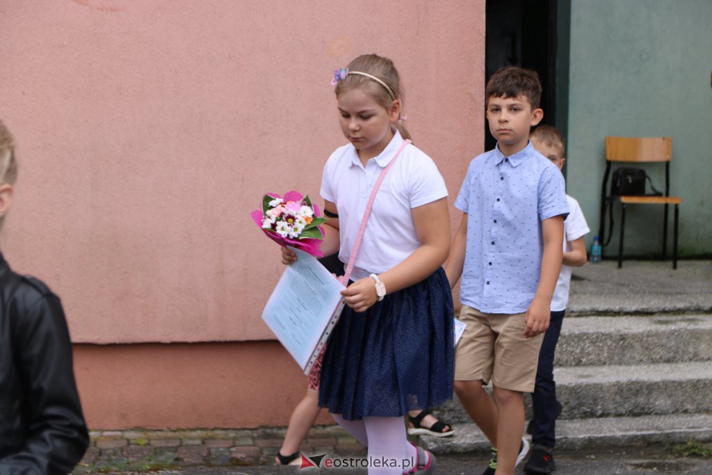 Wakacje 2021 rozpoczęte. Uczniowie ze świadectwami w rękach mogą już wypoczywać [25.06.2021] - zdjęcie #10 - eOstroleka.pl
