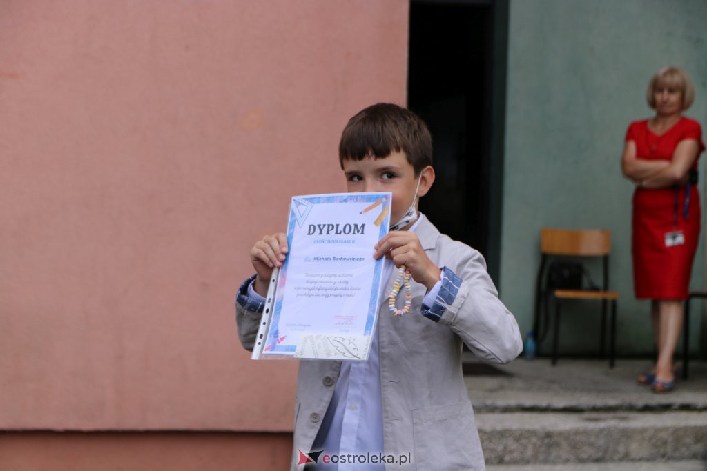 Wakacje 2021 rozpoczęte. Uczniowie ze świadectwami w rękach mogą już wypoczywać [25.06.2021] - zdjęcie #12 - eOstroleka.pl