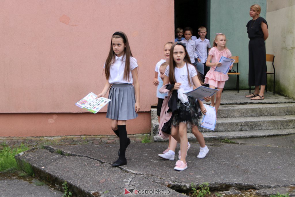 Wakacje 2021 rozpoczęte. Uczniowie ze świadectwami w rękach mogą już wypoczywać [25.06.2021] - zdjęcie #16 - eOstroleka.pl