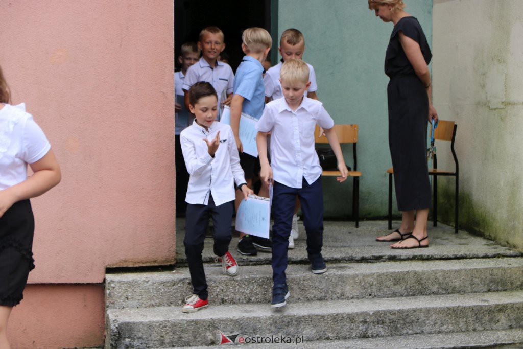 Wakacje 2021 rozpoczęte. Uczniowie ze świadectwami w rękach mogą już wypoczywać [25.06.2021] - zdjęcie #17 - eOstroleka.pl