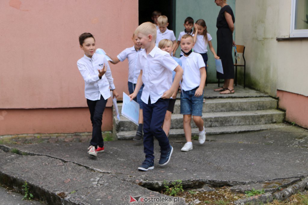 Wakacje 2021 rozpoczęte. Uczniowie ze świadectwami w rękach mogą już wypoczywać [25.06.2021] - zdjęcie #18 - eOstroleka.pl