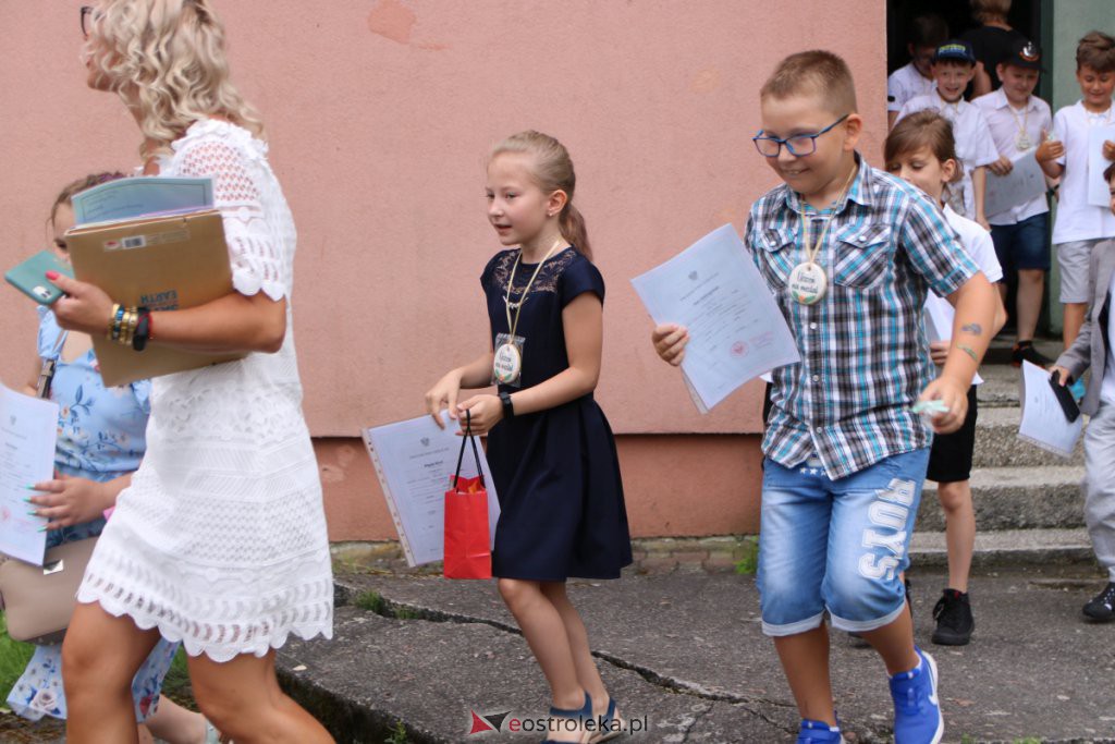 Wakacje 2021 rozpoczęte. Uczniowie ze świadectwami w rękach mogą już wypoczywać [25.06.2021] - zdjęcie #27 - eOstroleka.pl