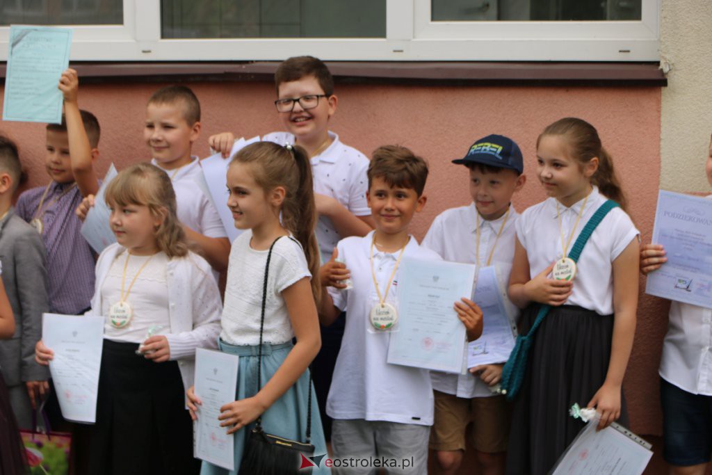 Wakacje 2021 rozpoczęte. Uczniowie ze świadectwami w rękach mogą już wypoczywać [25.06.2021] - zdjęcie #35 - eOstroleka.pl