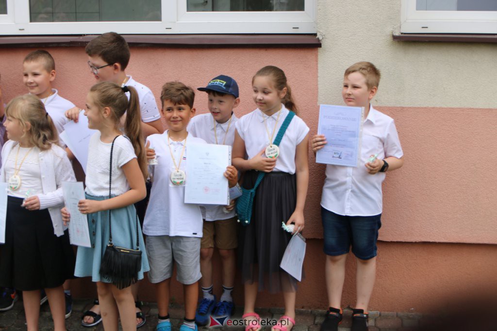 Wakacje 2021 rozpoczęte. Uczniowie ze świadectwami w rękach mogą już wypoczywać [25.06.2021] - zdjęcie #40 - eOstroleka.pl
