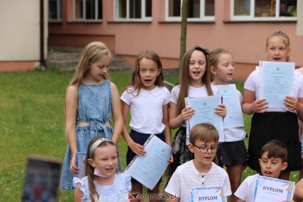 Wakacje 2021 rozpoczęte. Uczniowie ze świadectwami w rękach mogą już wypoczywać [25.06.2021] - zdjęcie #41 - eOstroleka.pl