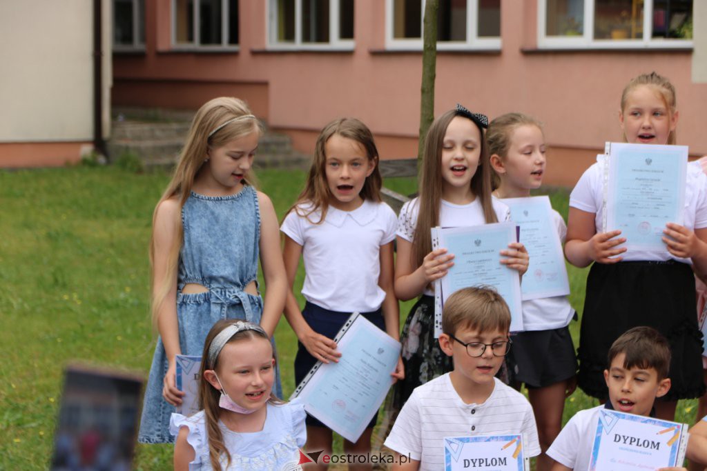 Wakacje 2021 rozpoczęte. Uczniowie ze świadectwami w rękach mogą już wypoczywać [25.06.2021] - zdjęcie #34 - eOstroleka.pl